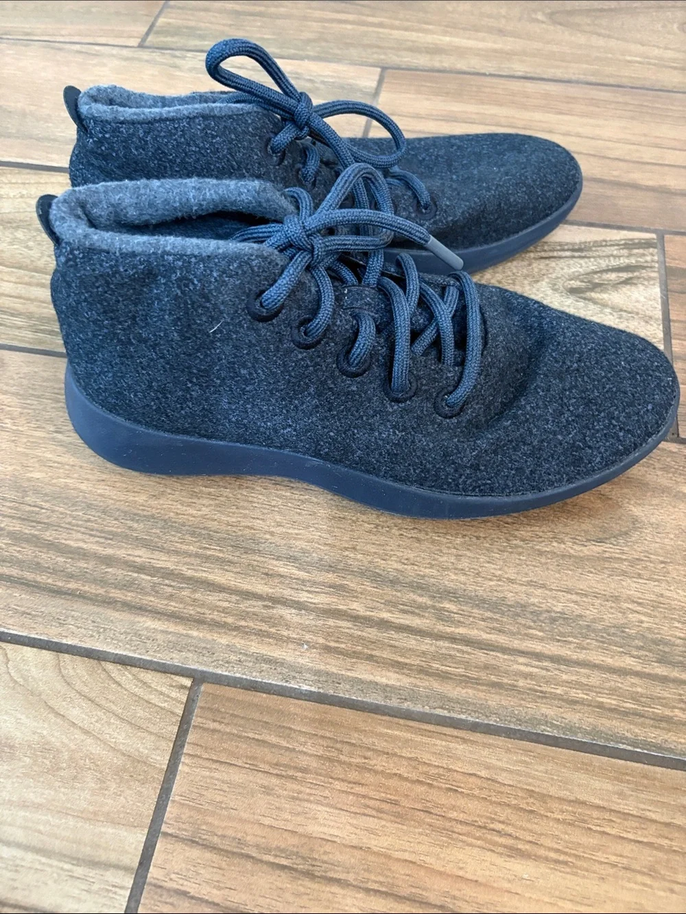 Allbirds women’s Lace-Up woolen Shoes size 10. Excellent condition